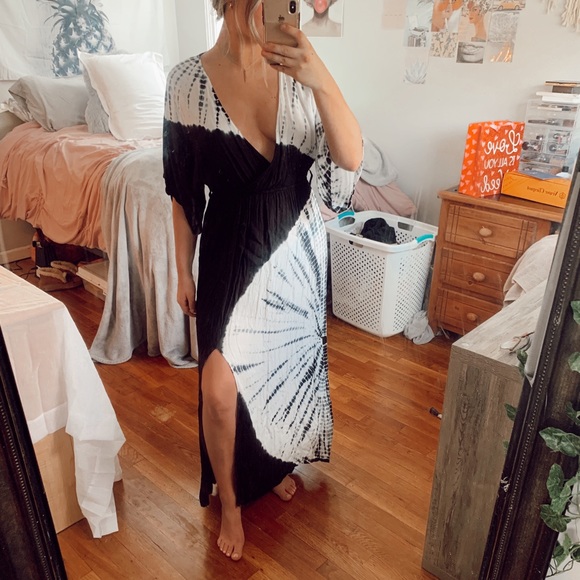 Dresses & Skirts - Maxi dress with slit